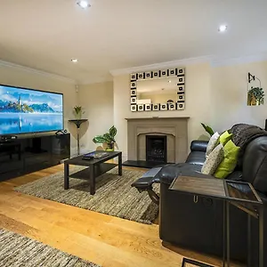 Pass The Keys Fab Townhouse Near Queens With Huge Tv & Recliners Holiday home Belfast