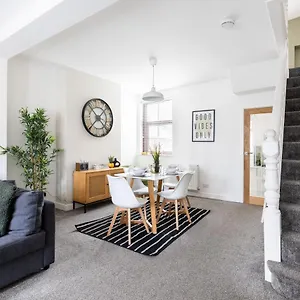 Levi By Koya Homes - 3-bedroom Home, Downtown Cardiff, Free Parking Holiday home Cardiff