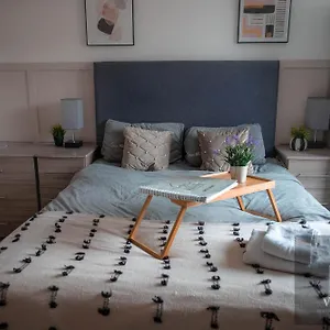 Spacious 1-bedroom With Free Private Parking Apartment Swansea